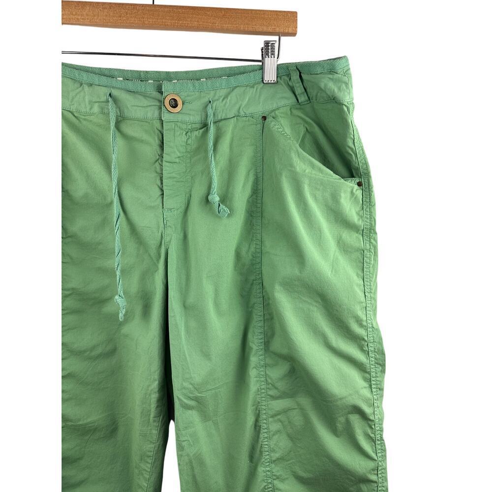 Women’s Fresh Produce XXL Leaf Green Cargo Capris - Picture 2 of 4